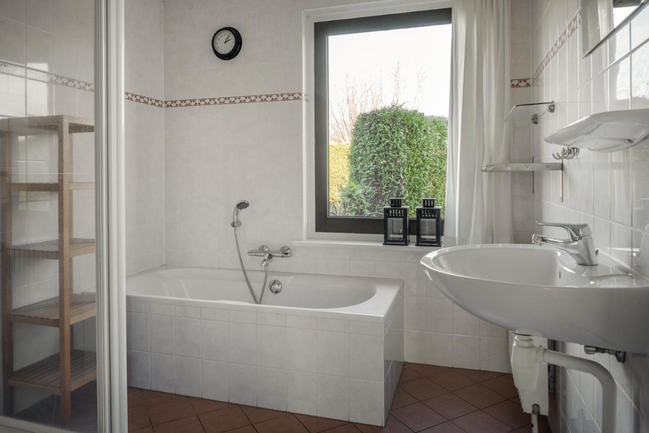 TzummarumWellnesshuis Met Hottub, Ligbad En Grote Tuin别墅 外观 照片