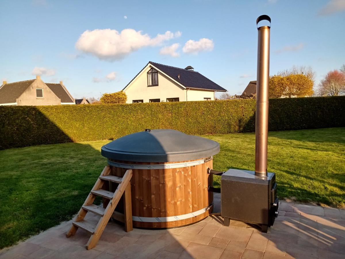 TzummarumWellnesshuis Met Hottub, Ligbad En Grote Tuin别墅 外观 照片